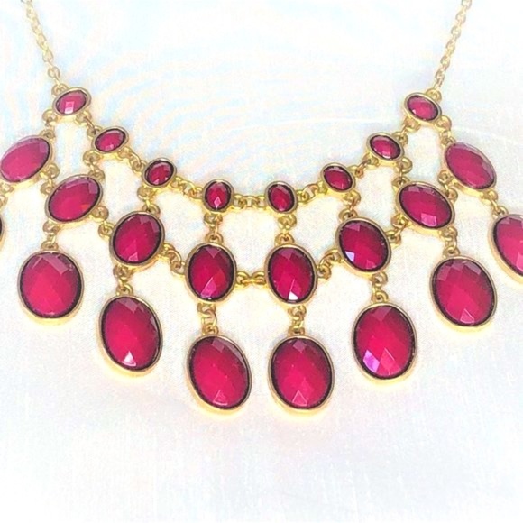 Jewelry - Beautiful Raspberry Facet-cut Jeweled Bib Necklace 11 Inches